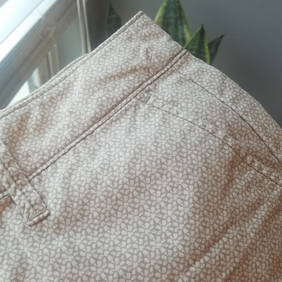 Gap Khaki/White Floral Patterned Shorts - Picture 4 of 4